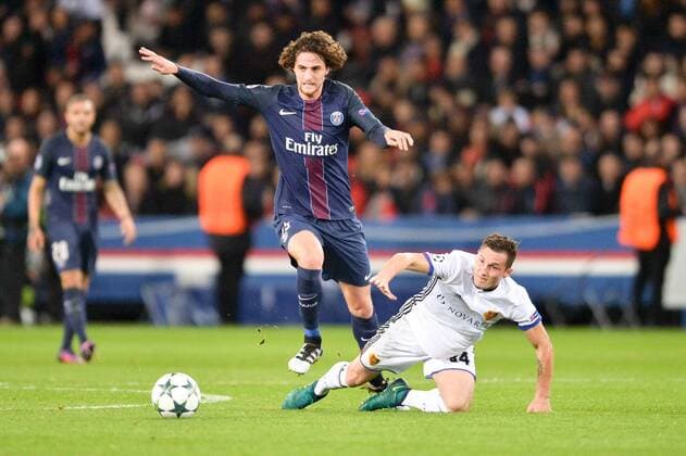 Fußball, CL, Paris St. Germain - FC Basel 25 Adrien Rabiot (psg) - 34 Taulant Xhaka - Fussball, Champions League, Paris Saint Germain PSG vs. FC Basel - 19 10 2016 AnthonyBIBARD FEP Panoramic 