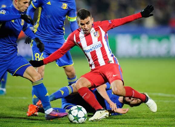 ROSTOV-ON-DON, RUSSIA - OCTOBER 19, 2016: Atletico Madrid s Angel Correa (front) in action in the 2016-17 Season UEFA Champions League Group D Round 3 football match against FC Rostov at the Olimp-2 Stadium. Valery Matytsin TASS  TS034F2C