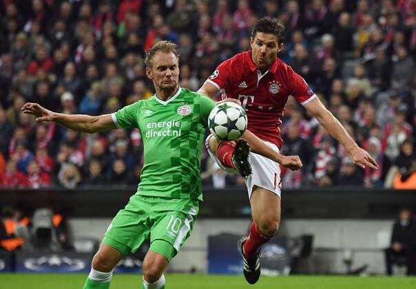 19.10.2016, xjhx, Fussball Champions League, FC Bayern Muenchen - PSV Eindhoven, emspor , v.l. Siem de Jong (PSV Eindhoven), Xabi Alonso (FC Bayern Muenchen) Muenchen