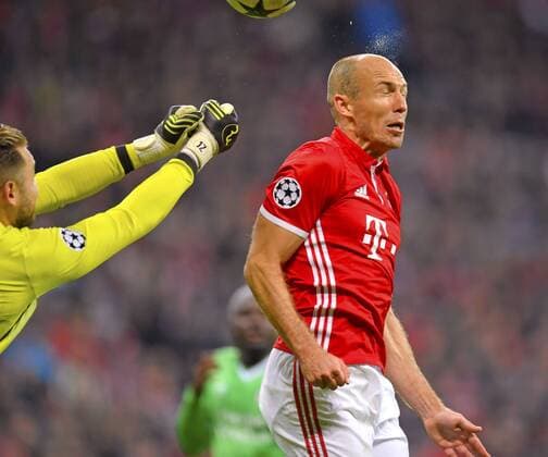 19.10.2016, Fussball Champions-League 2016 2017, Vorrunde 3.Spieltag, FC Bayern München - PSV Eindhoven, in der Allianzarena München. Kopfballtor zum 4:1 von Arjen Robben (re, FC Bayern München). 