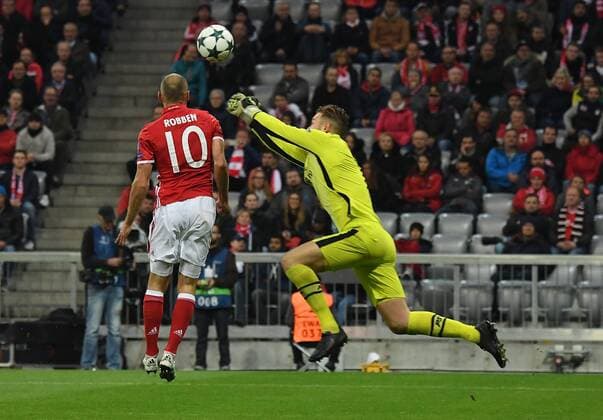 19.10.2016, xjhx, Fussball Champions League, FC Bayern Muenchen - PSV Eindhoven, emspor , v.l. Arjen Robben (FC Bayern Muenchen), Jeroen Zoet (PSV Eindhoven) Goal scored, Tor zum 4:1 Muenchen