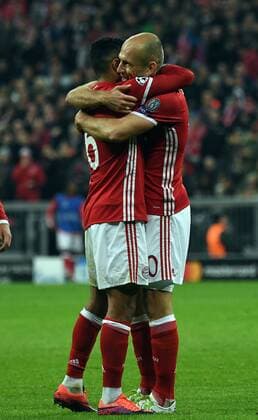 19.10.2016, xjhx, Fussball Champions League, FC Bayern Muenchen - PSV Eindhoven, emspor , v.l. Thiago Alcantara (FC Bayern Muenchen), Arjen Robben (FC Bayern Muenchen) celebrate the goal, Torjubel zum 4:1 Muenchen