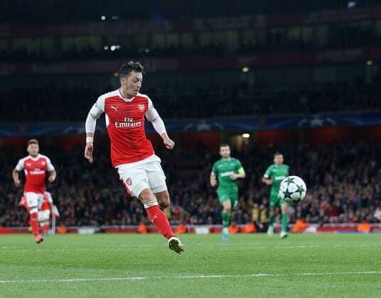 Fußball, CL, Mesut Özil erzielt gegen Ludogorez Rasgrad einen Hattrick Arsenal s Mesut Ozil scoring his sides fifth goal during the Champions League group A match at the Emirates Stadium, London. Picture date October 19th, 2016 Pic David Klein Sportimage EDITORIAL USE ONLY. No use with unauthorised audio, video, data, fixture lists, club league logos or live services. Online in-match use limited to 120 images, no video emulation. No use in betting, games or single club league player publications.