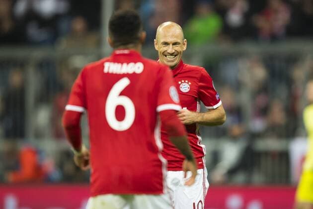 GER, UEFA CL, FC Bayern Muenchen (GER) vs PSV Eindhoven (NED) 19.10.2016, Allianz Arena, Muenchen, GER, UEFA CL, FC Bayern Muenchen (GER) vs PSV Eindhoven (NED) , Gruppe D, im Bild Jubel nach dem Tor zum 4-1 durch Arjen Robben (FCB 10) mit Thiago (FCB 6) Foto © nordphoto Straubmeier nordphotox xStraubmeier