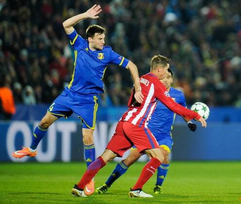 ROSTOV-ON-DON, RUSSIA - OCTOBER 19, 2016: Rostov s Vladimir Granat (L) and Atletico Madrid s Fernando Torres fight for the ball in their 2016-17 Season UEFA Champions League Group D Round 3 football match at the Olimp-2 Stadium. Valery Matytsin TASS  TS034F2F