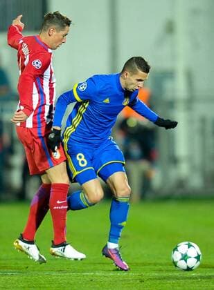 ROSTOV-ON-DON, RUSSIA - OCTOBER 19, 2016: Atletico Madrid s Fernando Torres (L) and Rostov s Igor Kireyev fight for the ball in their 2016-17 Season UEFA Champions League Group D Round 3 football match at the Olimp-2 Stadium. Valery Matytsin TASS  TS034F31