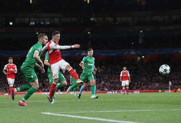 Fußball, CL, Mesut Özil erzielt gegen Ludogorez Rasgrad einen Hattrick Arsenal s Mesut Ozil scoring his sides sixth goal during the Champions League group A match at the Emirates Stadium, London. Picture date October 19th, 2016 Pic David Klein Sportimage EDITORIAL USE ONLY. No use with unauthorised audio, video, data, fixture lists, club league logos or live services. Online in-match use limited to 120 images, no video emulation. No use in betting, games or single club league player publications.