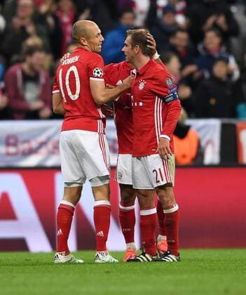FUSSBALL CHAMPIONS LEAGUE SAISON 2016 2017 GRUPPENPHASE FC Bayern Muenchen - PSV Eindhoven 19.10.2016 Arjen Robben und Philipp Lahm (v.l., beide FC Bayern Muenchen) freuen sich nach dem 4:1 