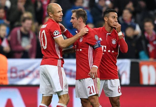 FUSSBALL CHAMPIONS LEAGUE SAISON 2016 2017 GRUPPENPHASE FC Bayern Muenchen - PSV Eindhoven 19.10.2016 Arjen Robben Philipp Lahm und Thiago Alcantara (v.l., alle FC Bayern Muenchen) freuen sich nach dem 4:1 