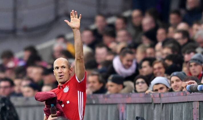 Bilder des Tages - SPORT FUSSBALL CHAMPIONS LEAGUE SAISON 2016 2017 GRUPPENPHASE FC Bayern Muenchen - PSV Eindhoven 19.10.2016 Arjen Robben (FC Bayern Muenchen) laesst sich vom auswaertigen Publikum bei seiner Auswechslung feiern 