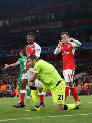 Fußball, CL, Mesut Özil erzielt gegen Ludogorez Rasgrad einen Hattrick Arsenal s Mesut Ozil celebrates scoring his third goal during the Champions League group A match at the Emirates Stadium, London. Picture date October 19th, 2016 Pic David Klein Sportimage EDITORIAL USE ONLY. No use with unauthorised audio, video, data, fixture lists, club league logos or live services. Online in-match use limited to 120 images, no video emulation. No use in betting, games or single club league player publications.