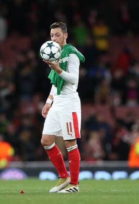 Fußball, CL, Mesut Özil erzielt gegen Ludogorez Rasgrad einen Hattrick Arsenal s Mesut Ozil celebrates with the match ball during the Champions League group A match at the Emirates Stadium, London. Picture date October 19th, 2016 Pic David Klein Sportimage EDITORIAL USE ONLY. No use with unauthorised audio, video, data, fixture lists, club league logos or live services. Online in-match use limited to 120 images, no video emulation. No use in betting, games or single club league player publications.