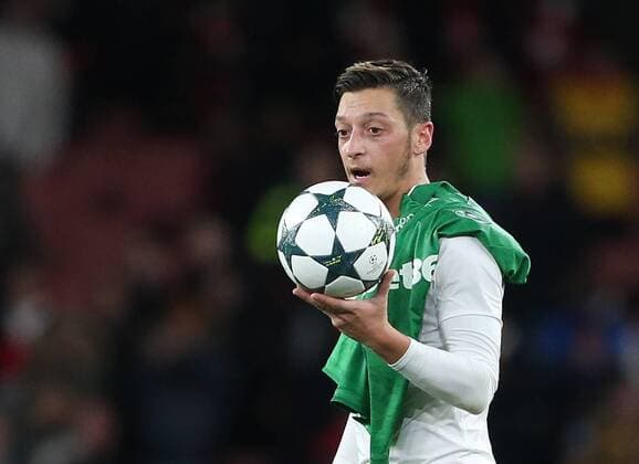 Bilder des Tages - SPORT Fußball, CL, Mesut Özil erzielt gegen Ludogorez Rasgrad einen Hattrick Arsenal s Mesut Ozil celebrates with the match ball during the Champions League group A match at the Emirates Stadium, London. Picture date October 19th, 2016 Pic David Klein Sportimage EDITORIAL USE ONLY. No use with unauthorised audio, video, data, fixture lists, club league logos or live services. Online in-match use limited to 120 images, no video emulation. No use in betting, games or single club league player publications.