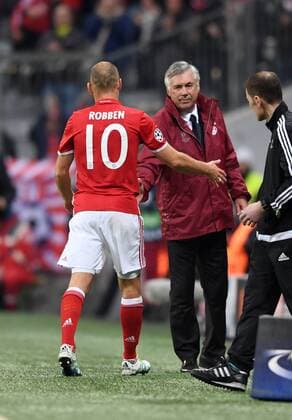 FUSSBALL CHAMPIONS LEAGUE SAISON 2016 2017 GRUPPENPHASE FC Bayern Muenchen - PSV Eindhoven 19.10.2016 Wechsel: Arjen Robben (li) znd Trainer Carlo Ancelotti (re, beide FC Bayern Muenchen) 