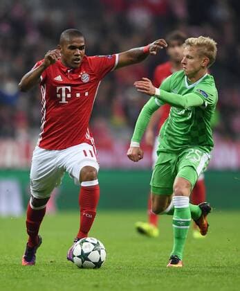 FUSSBALL CHAMPIONS LEAGUE SAISON 2016 2017 GRUPPENPHASE FC Bayern Muenchen - PSV Eindhoven 19.10.2016 Douglas Costa (li, FC Bayern Muenchen) gegen Olexandr Zinchenko (re, PSV Eindhoven) 