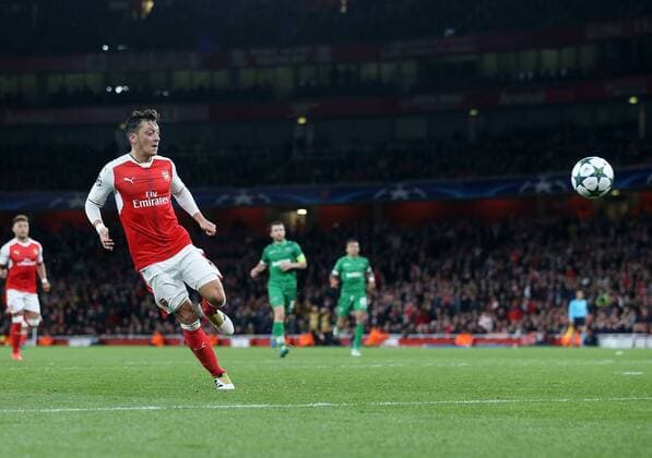 Fußball, CL, Mesut Özil erzielt gegen Ludogorez Rasgrad einen Hattrick Arsenal s Mesut Ozil scoring his sides fifth goal during the Champions League group A match at the Emirates Stadium, London. Picture date October 19th, 2016 Pic David Klein Sportimage EDITORIAL USE ONLY. No use with unauthorised audio, video, data, fixture lists, club league logos or live services. Online in-match use limited to 120 images, no video emulation. No use in betting, games or single club league player publications.