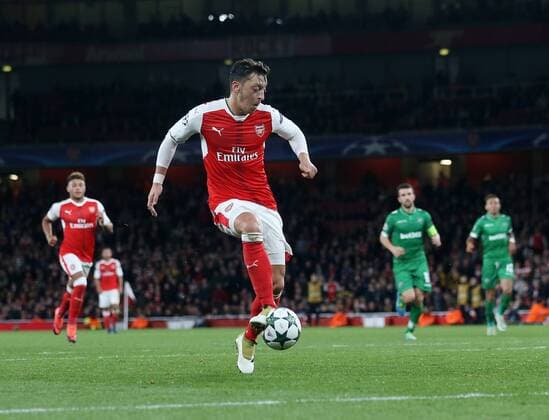Fußball, CL, Mesut Özil erzielt gegen Ludogorez Rasgrad einen Hattrick Arsenal s Mesut Ozil scoring his sides fifth goal during the Champions League group A match at the Emirates Stadium, London. Picture date October 19th, 2016 Pic David Klein Sportimage EDITORIAL USE ONLY. No use with unauthorised audio, video, data, fixture lists, club league logos or live services. Online in-match use limited to 120 images, no video emulation. No use in betting, games or single club league player publications.