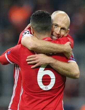 SOCCER - CL, Bayern vs Eindhoven MUNICH,GERMANY,19.OCT.16 - SOCCER - UEFA Champions League, group stage, FC Bayern Muenchen vs PSV Eindhoven. Image shows the rejoicing of Thiago Alcantara and Arjen Robben (Bayern). GEPAxpictures xThomasxBachun