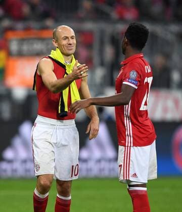 FUSSBALL CHAMPIONS LEAGUE SAISON 2016 2017 GRUPPENPHASE FC Bayern Muenchen - PSV Eindhoven 19.10.2016 Arjen Robben (li) und David Alaba (re, beide FC Bayern Muenchen) freuen sich nach dem Abpfiff 