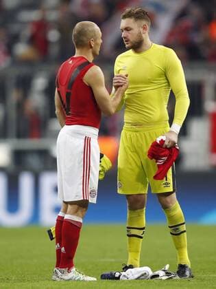 Fußball, CL, Bayern München - PSV Eindhoven (L-R) Arjen Robben of Bayern Munich, goalkeeper Jeroen Zoet of PSVduring the Champions League group D match between FC Bayern Munich and PSV on October 19, 2016 at the Allianz Arena in Munich, Germany Bayern Munich v PSV UEFA Champions League 2016 2017 xVIxxIVx 6427029