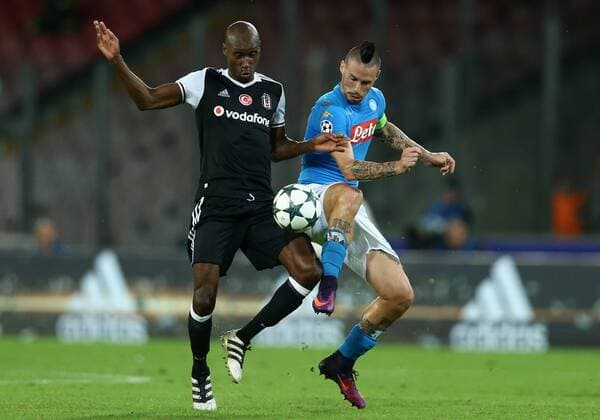 Fußball, SSC Neapel - Besiktas Istanbul October 19, 2016 - Naples, Italy - Champions League Group B: Napoli vs Besiktas.Atiba Hutchinson (B) and Marek Hamsik (N) at San Paolo Stadium in Naples, Italy on October 19, 2016. SSC Napoli v Besiktas JK - UEFA Champions League  - ZUMAn230 20161019_zaa_n230_144