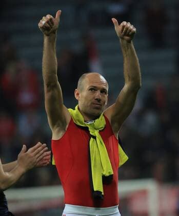Fußball, CL, Bayern München - PSV Eindhoven 19.10.2016, CL, FC Bayern vs PSV Eindhoven, Allianz Arena Muenchen, Fussball, im Bild: Arjen Robben (FCB) bedankt sich bei den Holländischen Fans