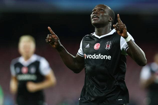 Fußball, SSC Neapel - Besiktas Istanbul October 19, 2016 - Naples, Italy - Champions League Group B: Napoli vs Besiktas.Vincent Aboubakar (B) celebration after the goal of 1-2 scored at San Paolo Stadium in Naples, Italy on October 19, 2016. SSC Napoli v Besiktas JK - UEFA Champions League  - ZUMAn230 20161019_zaa_n230_150