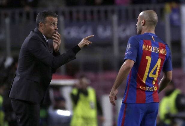 Barcelona s coach Luis Enrique (L) gives Mascherano directions during the UEFA Champions League group C match between FC Barcelona Barca and Manchester City at Camp Nou stadium in Barcelona, Catalonia, Spain, 19 October 2016. FC BARCELONA VS. MANCHESTER CITY !ACHTUNG: NUR REDAKTIONELLE NUTZUNG!  BCN001 20161019-636125149130424330