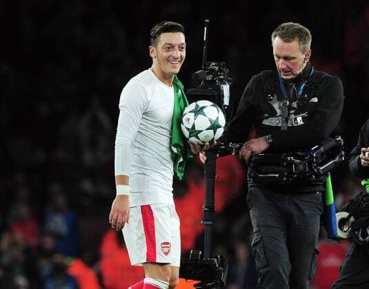 Bilder des Tages - SPORT Football - 2016 2016 Champions League - Arsenal vs. PFC Ludogorets Razgrad Mesut Ozil of Arsenal celebrates his hat trick after the final whistle with the match balli at The Emirates. COLORSPORT ANDREW COWIE 