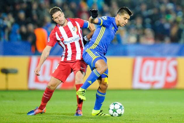 FuÃŸball, CL, FK Rostow - Atletico Madrid ROSTOV-ON-DON, RUSSIA - OCTOBER 19, 2016: Atletico Madrid s Gabi (L) and Rostov s Christian Noboa fight for the ball in their 2016-17 Season UEFA Champions League Group D Round 3 football match at the Olimp-2 Stadium. Atletico Madrid won the game 1-0. Valery Matytsin TASS  TS034F32