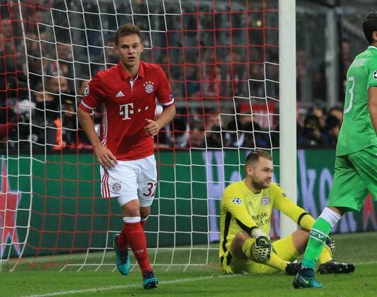 Fußball, CL, Bayern München - PSV Eindhoven 19.10.2016, CL, FC Bayern vs PSV Eindhoven, Allianz Arena Muenchen, Fussball, im Bild: 2:0 Jubel Torschütze Joshua Kimmich (FCB) Jeroen Zoet (PSV Eindhoven) am Boden