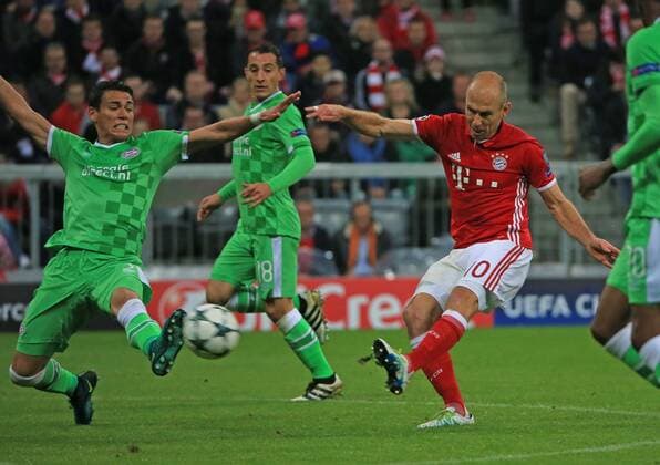 Fußball, CL, Bayern München - PSV Eindhoven 19.10.2016, CL, FC Bayern vs PSV Eindhoven, Allianz Arena Muenchen, Fussball, im Bild: Hector Moreno (PSV Eindhoven), Andres Guardado (PSV Eindhoven), Arjen Robben (FCB)
