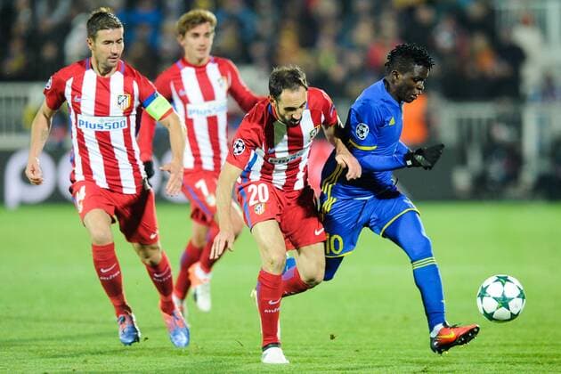 FuÃŸball, CL, FK Rostow - Atletico Madrid ROSTOV-ON-DON, RUSSIA - OCTOBER 19, 2016: Atletico Madrid s Gabi, Juanfran and Rostov s Moussa Doumbia (L-R front) fight for the ball in their 2016-17 Season UEFA Champions League Group D Round 3 football match at the Olimp-2 Stadium. Atletico Madrid won the game 1-0. Valery Matytsin TASS  TS034F37