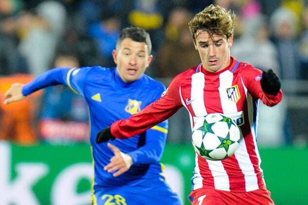 FuÃŸball, CL, FK Rostow - Atletico Madrid ROSTOV-ON-DON, RUSSIA - OCTOBER 19, 2016: Rostov s Andrei Prepelita (L) and Atletico Madrid s Antoine Griezmann in action in their 2016-17 Season UEFA Champions League Group D Round 3 football match at the Olimp-2 Stadium. Atletico Madrid won the game 1-0. Valery Matytsin TASS  TS034F39