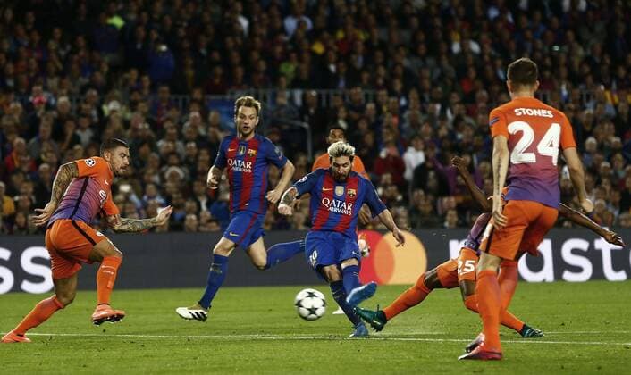 Barcelona s Argentinian striker Leo Messi (C) socres his second goal for the team during the UEFA Champions League group C match between FC Barcelona Barca and Manchester City at Camp Nou stadium in Barcelona, Catalonia, Spain, 19 October 2016. FC BARCELONA VS. MANCHESTER CITY !ACHTUNG: NUR REDAKTIONELLE NUTZUNG!  BCN001 20161019-636125176470785508