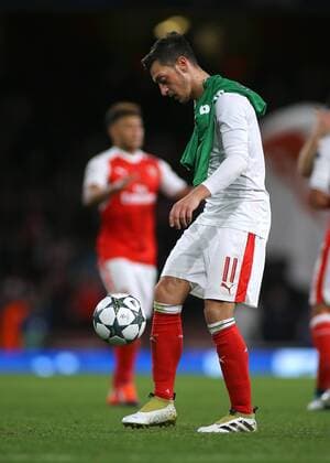 19.10.2016. Emirates Stadium, London, England. UEFA Champions League Football. Arsenal versus PFC Ludogorets Razgrad. Arsenal Midfielder Mesut Ã–zil flicks the ball up and claims it after he scored a Hat-Trick xMarkxKertonx  ActionPlus11801991