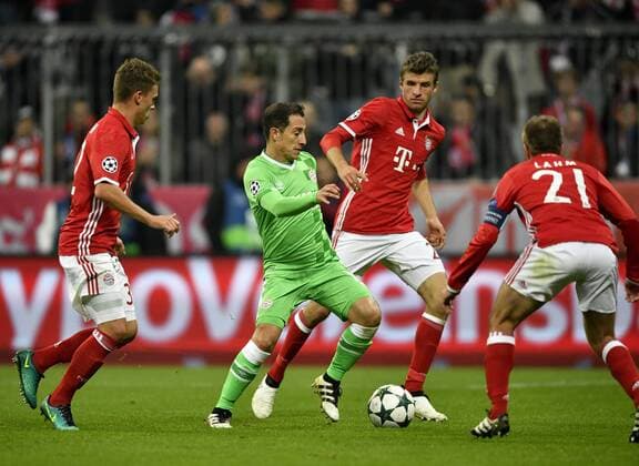 Fußball, CL, Bayern München - PSV Eindhoven Zweikampf, Aktion Andres Guardado PSV Eindhoven umringt von Joshua Kimmich FC Bayern München Thomas Müller FC Bayern München Philipp Lahm FC Bayern München Champions League CL Gruppenphase FC Bayern München FCB vs PSV Eindhoven 19.10.2016