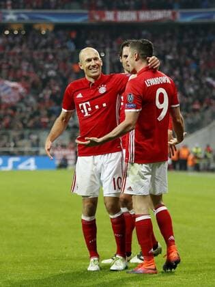 Fußball, CL, Bayern München - PSV Eindhoven (L-R) Arjen Robben of Bayern Munich, Mats Hummels of Bayern Munich, Robert Lewandowski of Bayern Munichduring the Champions League group D match between FC Bayern Munich and PSV on October 19, 2016 at the Allianz Arena in Munich, Germany Bayern Munich v PSV UEFA Champions League 2016 2017 xVIxxIVx 6428178