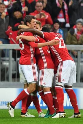 Fußball, CL, Bayern München - PSV Eindhoven Torjubel Thomas MUELLER (MÜLLER,Bayern Muenchen) nach Tor zum 1-0 mit Joshua KIMMICH (Bayern Muenchen) und David ALABA (Bayern Muenchen), Aktion,Jubel,Freude,Begeisterung, FC Bayern Muenchen-PSV Eindhoven 4-1, Fussball Champions League Gruppenphase am 19.10.2016. A L L I A N Z A R E N A.