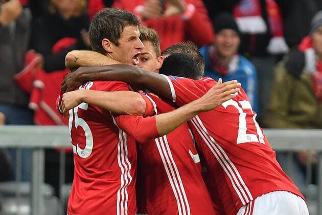 Fußball, CL, Bayern München - PSV Eindhoven Torjubel Thomas MUELLER (MÜLLER,Bayern Muenchen) nach Tor zum 1-0 mit Joshua KIMMICH (Bayern Muenchen) und David ALABA (Bayern Muenchen), Aktion,Jubel,Freude,Begeisterung, FC Bayern Muenchen-PSV Eindhoven 4-1, Fussball Champions League Gruppenphase am 19.10.2016. A L L I A N Z A R E N A.
