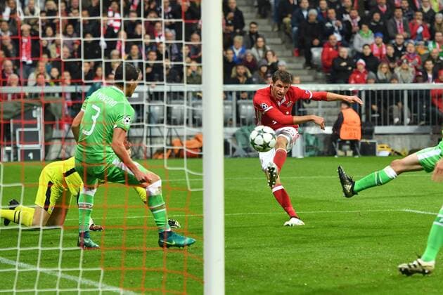 Fußball, CL, Bayern München - PSV Eindhoven Thomas MUELLER (MÜLLER,Bayern Muenchen) schiesst das Tor zum 1-0,Aktion,Torschuss. FC Bayern Muenchen-PSV Eindhoven 4-1, Fussball Champions League Gruppenphase am 19.10.2016. A L L I A N Z A R E N A.