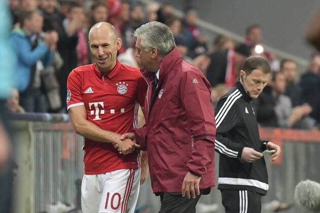 Fußball, CL, Bayern München - PSV Eindhoven xtwx, 19.10.2016, Fussball Champions League, FC Bayern München (Muenchen) - PSV Eindhoven, Gruppe D - 3. Spieltag Torjubel 4:1 fuer Bayern München Torschuetze Arjen Robben (Bayern) v.l. Arjen Robben, Trainer Carlo Ancelotti (Bayern) München Munich
