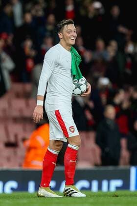 Bilder des Tages - SPORT Mesut Ozil (Arsenal), OCTOBER 19, 2016 - Football Soccer : Mesut Ozil of Arsenal holds the match ball at the final whistle during the UEFA Champions League Group Stage match between Arsenal and Ludogorets Razgrad at Emirates Stadium in London, England. Noxthirdxpartyxsales  (mdga012264)