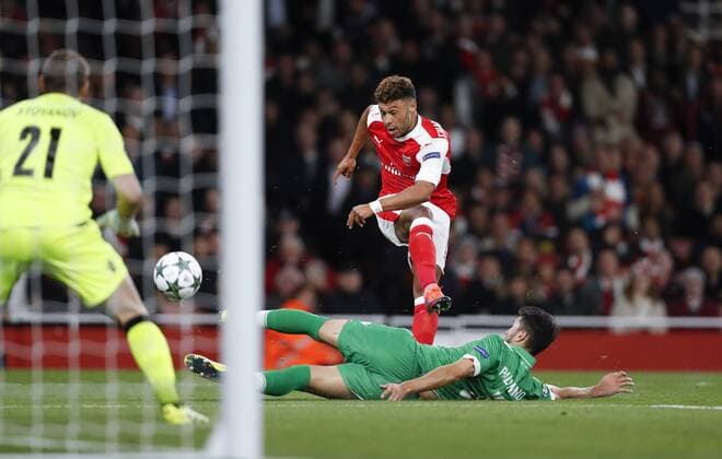 (161020) -- LONDON, Oct. 20, 2016 -- Alex Oxlade-Chamberlain (R, top) of Arsenal shoots the ball during the UEFA Champions League Group A match between Arsenal and Ludogorets Razgrad at the Emirates Stadium in London, Britain on Oct. 19, 2016. Arsenal won 6-0. ) (SP)BRITAIN-LONDON-FOOTBALL-UEFA CHAMPIONS LEAGUE-ARSENAL VS LUDOGORETS RAZGRAD HanxYan 