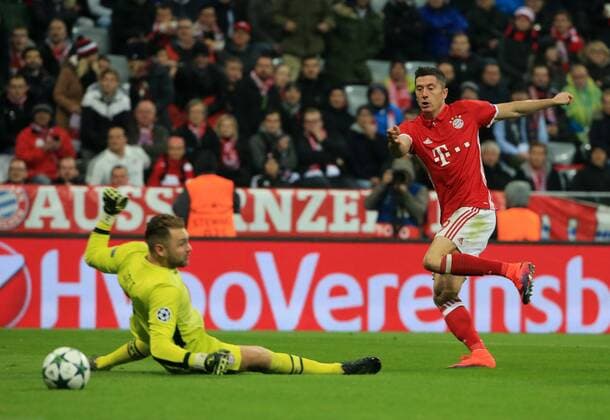 Fußball, CL, Bayern München - PSV Eindhoven (161020) -- MUNICH, Oct. 20, 2016 -- Bayern Munich s Robert Lewandowski (R) shoots during the UEFA Champions League Group D football match between FC Bayern Munich and PSV Eindhoven in Munich, Germany, Oct. 19, 2016. ) (SP)GERMANY-MUNICH-FOOTBALL-UEFA CHAMPIONS LEAGUE PhilippexRuiz 