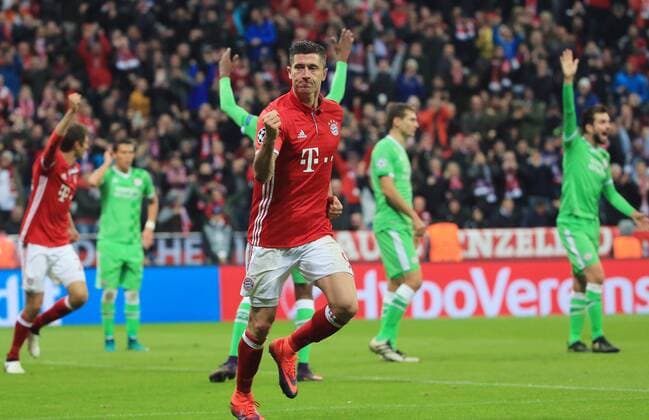 Fußball, CL, Bayern München - PSV Eindhoven (161020) -- MUNICH, Oct. 20, 2016 -- Bayern Munich s Robert Lewandowski (Front) celebrates his goal during the UEFA Champions League Group D football match between FC Bayern Munich and PSV Eindhoven in Munich, Germany, Oct. 19, 2016. ) (SP)GERMANY-MUNICH-FOOTBALL-UEFA CHAMPIONS LEAGUE PhilippexRuiz 