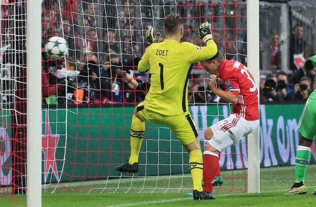 Fußball, CL, Bayern München - PSV Eindhoven (161020) -- MUNICH, Oct. 20, 2016 -- Bayern Munich s Joshua Kimmich (R) scores a goal during the UEFA Champions League Group D football match between FC Bayern Munich and PSV Eindhoven in Munich, Germany, Oct. 19, 2016. ) (SP)GERMANY-MUNICH-FOOTBALL-UEFA CHAMPIONS LEAGUE PhilippexRuiz 