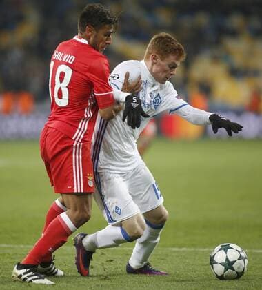 October 19, 2016 - Benfica Eduardo Salvio (L ) vies with Dynamo Viktor Tsygankov. (R ) during the UEFA Champions League Group stage match between FC Dynamo Kiev and Benfica FC at the Olympic Stadium in Kiev on 19 October , 2016. The UEFA Champions League Group stage match between FC Dynamo Kiev and Benfica FC - ZUMAs334 20161019_zap_s334_036
