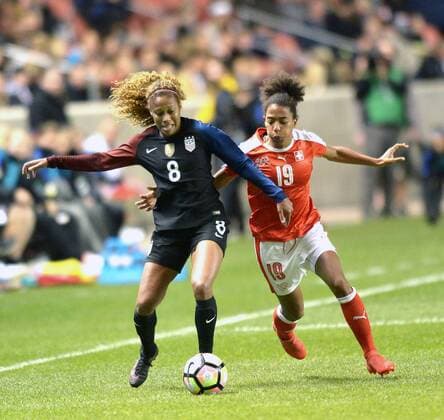 Fußball, Länderspiel, Damen, USA - Schweiz October 19, 2016: United States of America forward Casey Short (8) and Switzerland forward Eseosa Aigbogun (19) fight for the ball during a game between the United States of America Women s soccer vs Switzerland. The United States of America defeated Switzerland 4-0 in a friendly soccer match held at the Rio Tinto Stadium in Sandy, Utah. (Photo by Boyd Ivey Icon Sportswire). SOCCER: OCT 19 Women s - USA v Switzerland Icon2481610191011 EDITORIAL USE ONLY