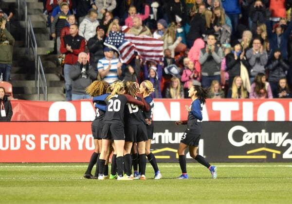 Fußball, Länderspiel, Damen, USA - Schweiz October 19, 2016: Team USA celebrates after scoring a goal during a game between the United States of America Women s soccer vs Switzerland. The United States of America defeated Switzerland 4-0 in a friendly soccer match held at the Rio Tinto Stadium in Sandy, Utah. (Photo by Boyd Ivey Icon Sportswire). SOCCER: OCT 19 Women s - USA v Switzerland Icon2481610191015 EDITORIAL USE ONLY